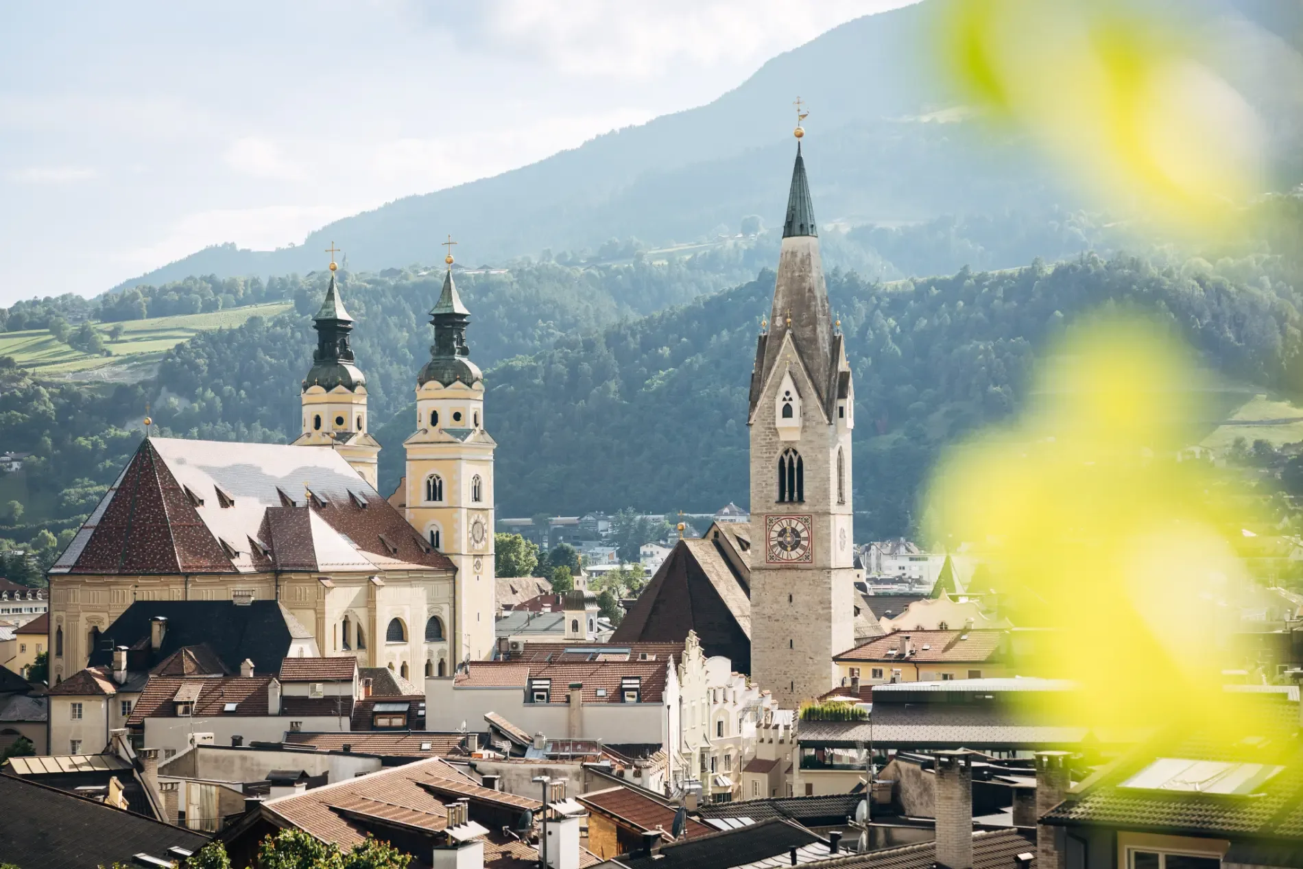 Altstadt von Brixen mit den Türmen des Doms vor bewaldeten Bergen